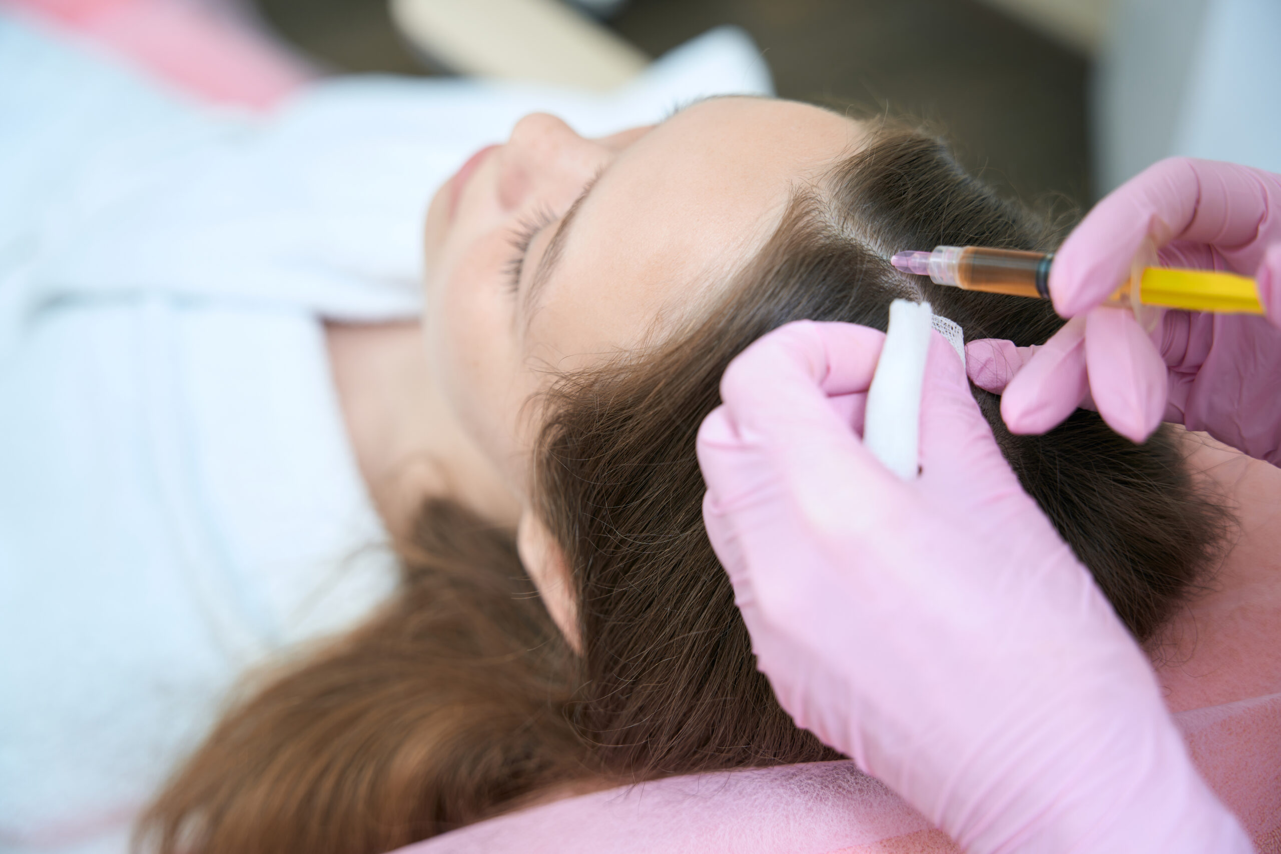 Schoonheidsspecialiste injecteert haar in het hoofd van meisjes voor betere haargroei