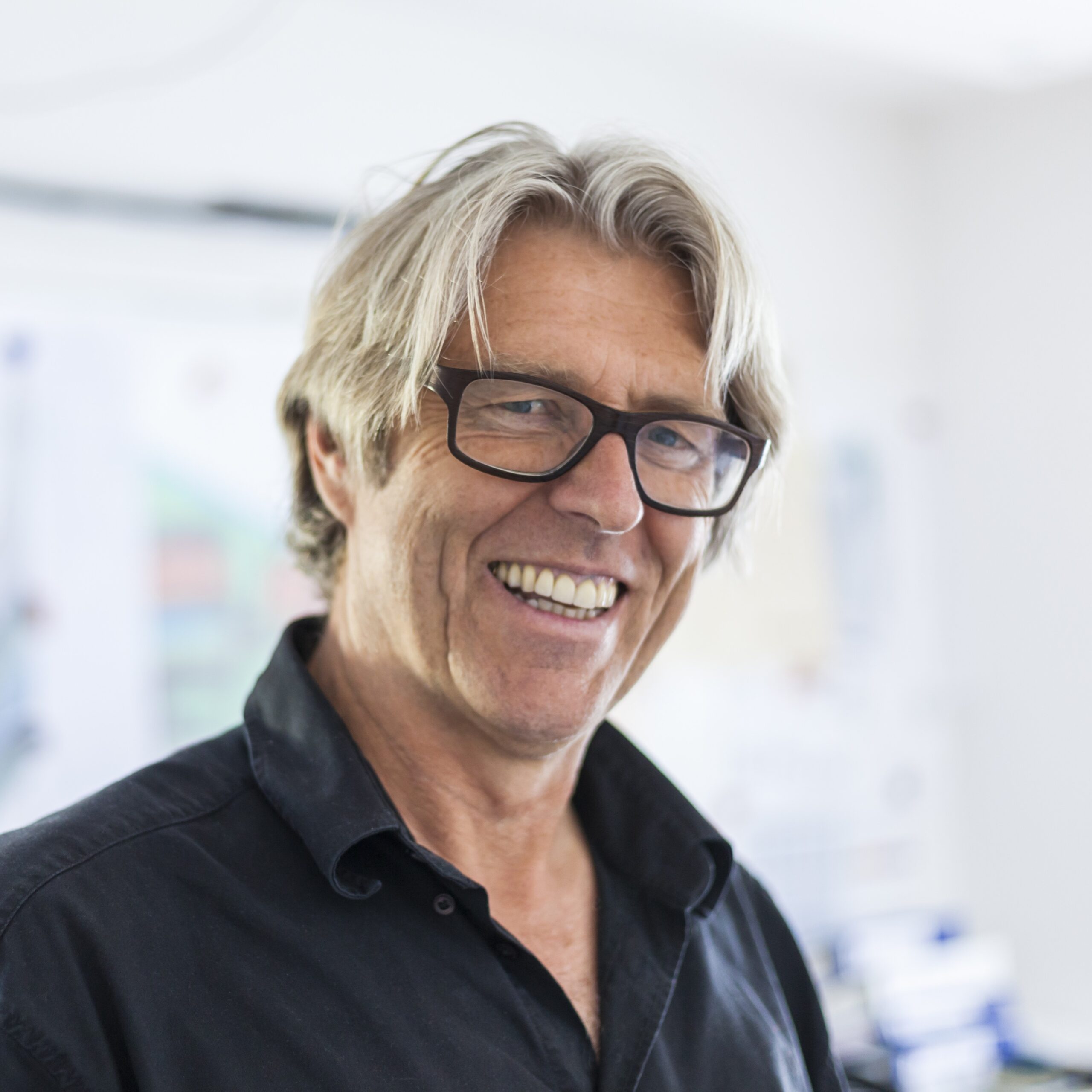 portret van een glimlachende volwassen man op kantoor 2024-09-22-15-52-01-utc