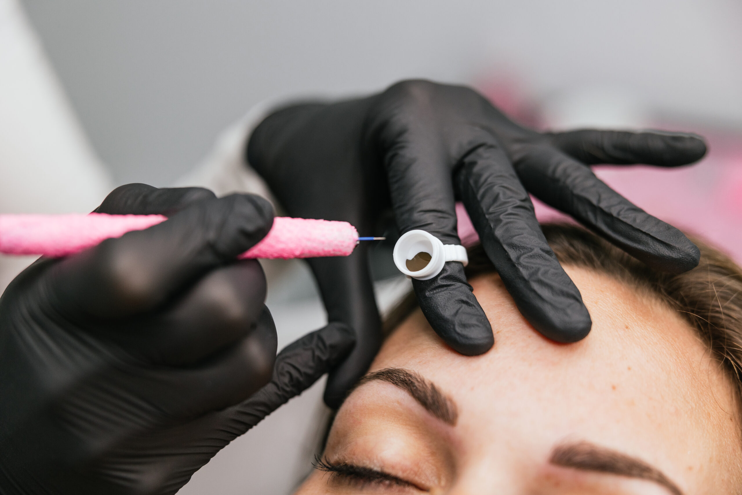 Professionele microblading-procedure voor perfecte wenkbrauwen