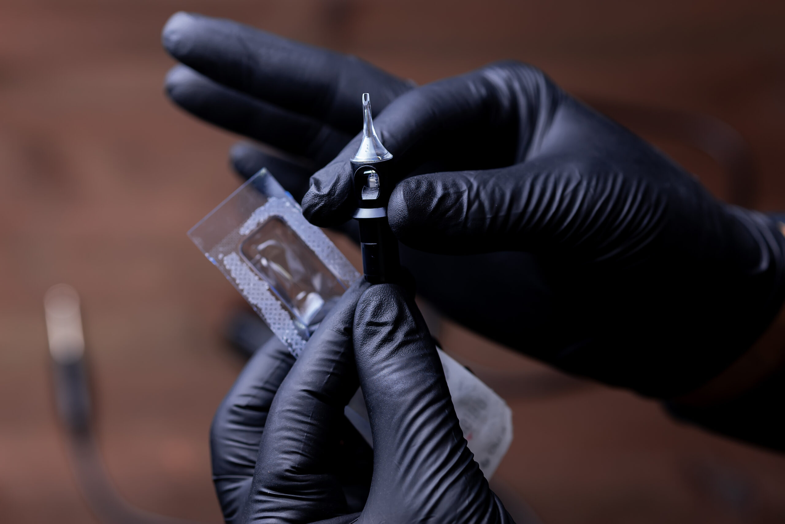 het apparaat met cartridges voor permanente make-up