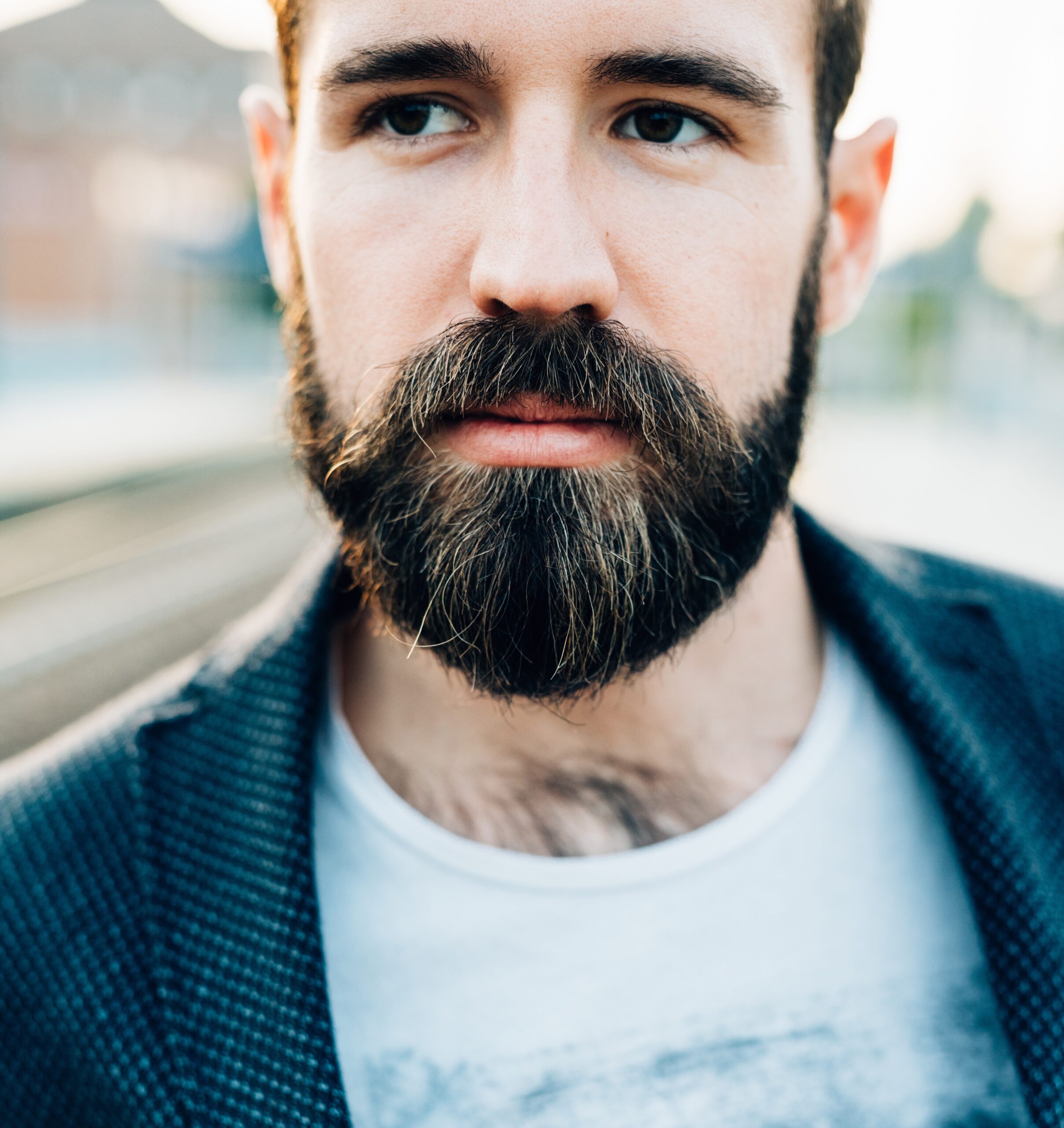 Jonge man met baard buiten