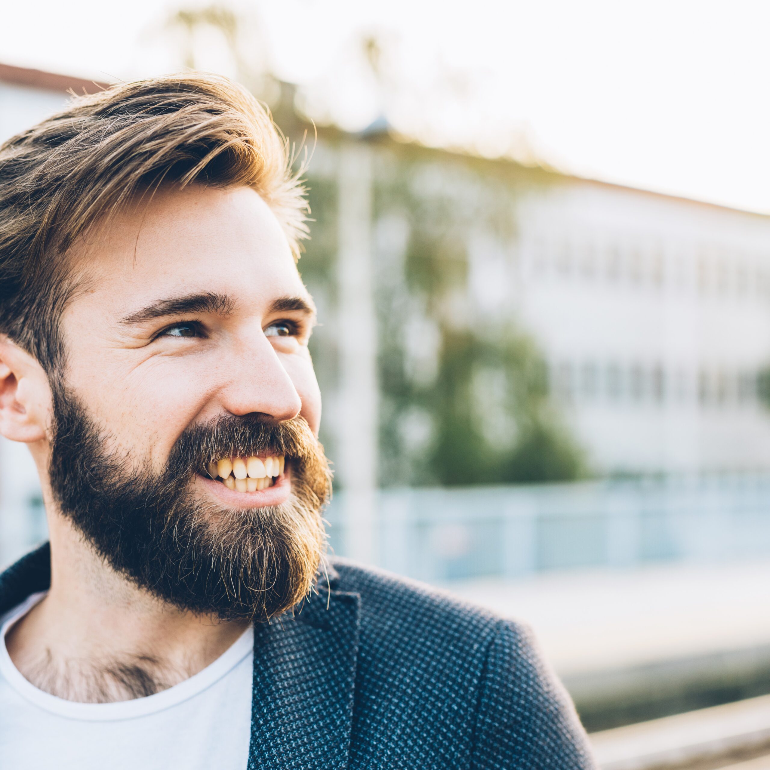 Jonge man met baard buiten